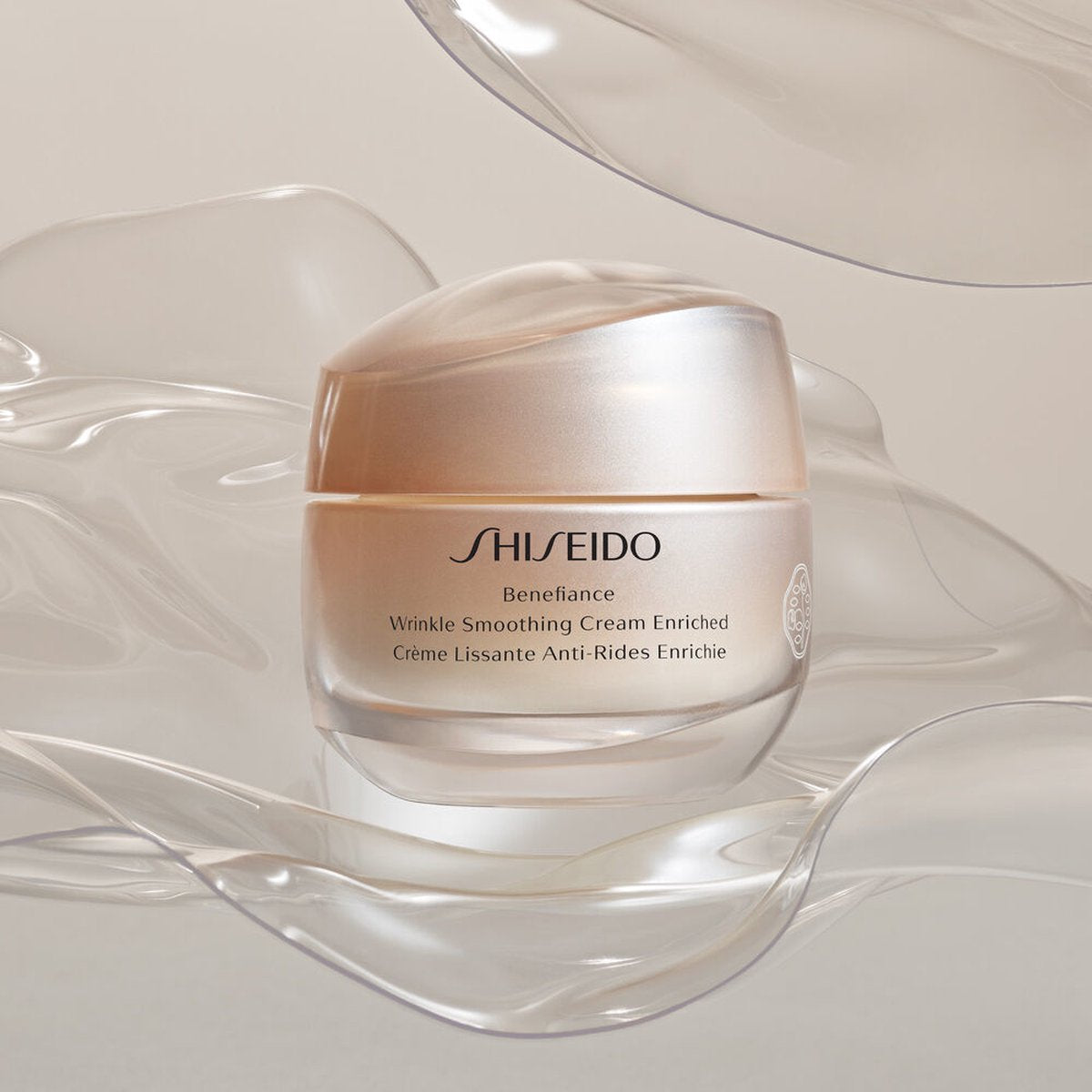 De Shiseido wrinkle smoothing cream voor een golvende achtergrond.  